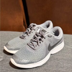 Nike Men’s Light Gray Mesh Running Shoes with White Sole